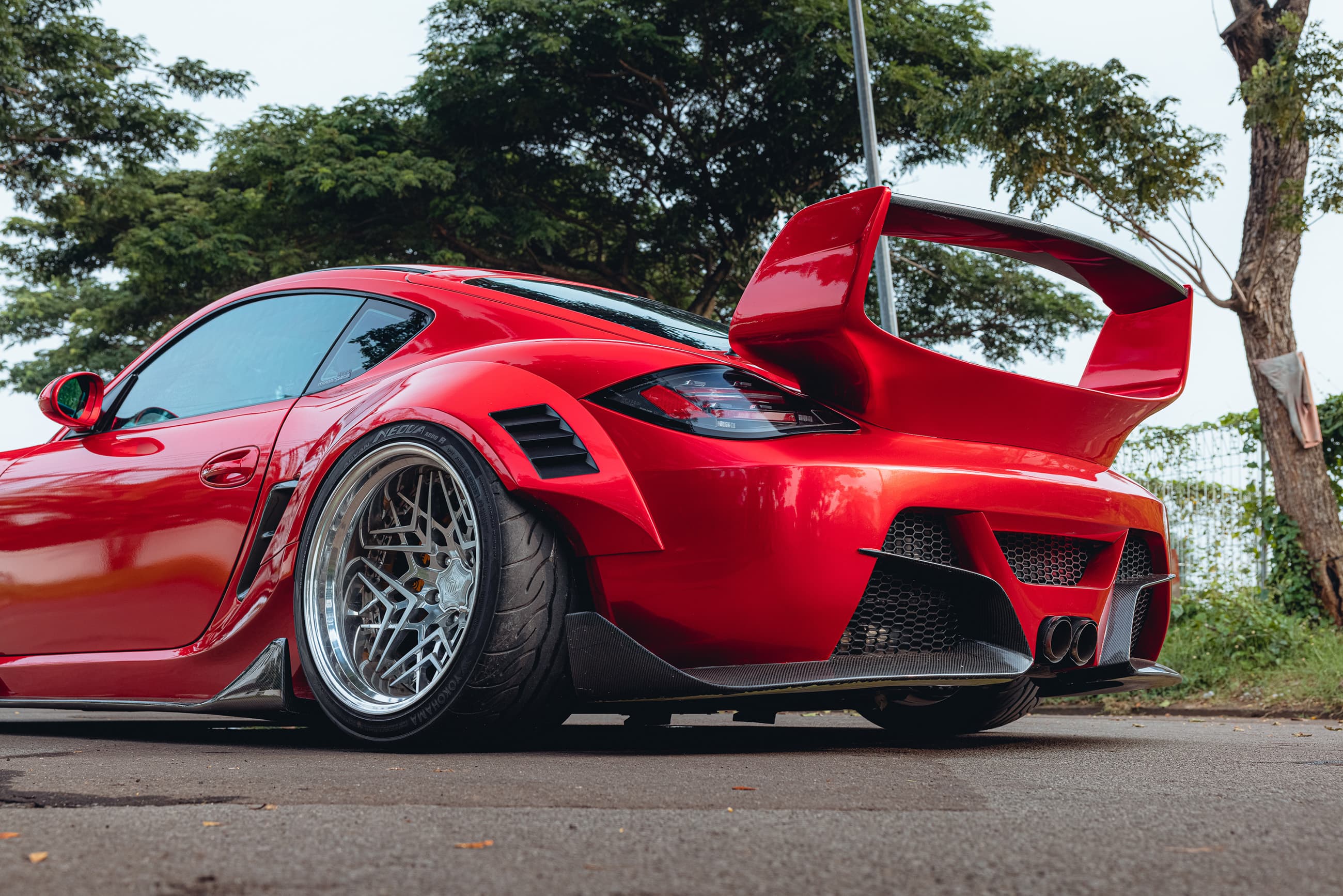 Karma Porsche 987 - stance and rear wing